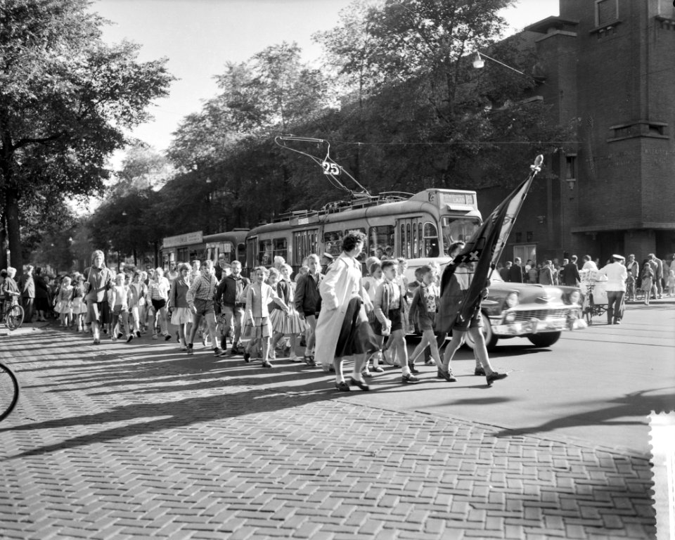 Begin van de avondvierdaagse in Amsterdam, kinderen in de Sarphatistraat, Bestanddeelnr 910-4502