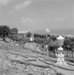 Beeldhouwwerken en architectuur in de perzische tuin van de Bahai Temple (Bahá’í, Bestanddeelnr 255-2105