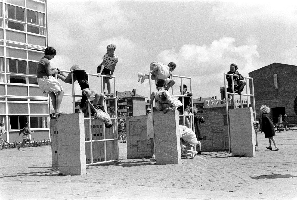 Beeldhouwwerken bij Permanente scholen in Amsterdam, jeugd bij spelplastiek, Bestanddeelnr 911-4184