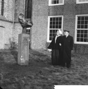 Beeldje voor omgekomen vissers in Scheveningen. Echtpaar bekijkt het beeldje, Bestanddeelnr 913-1099