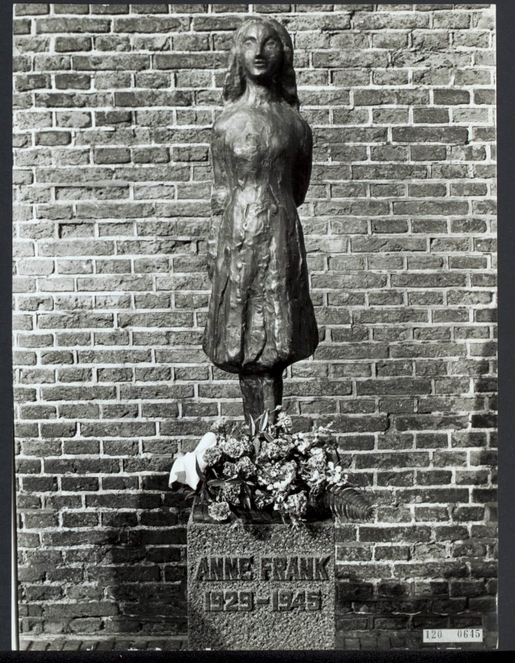 Beeldje van Anne Frank op Westermarkt in Amsterdam onthuld door burgemeester Sam, Bestanddeelnr 120-0645