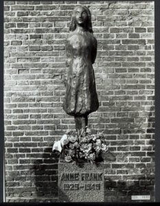 Beeldje van Anne Frank op Westermarkt in Amsterdam onthuld door burgemeester Sam, Bestanddeelnr 120-0645
