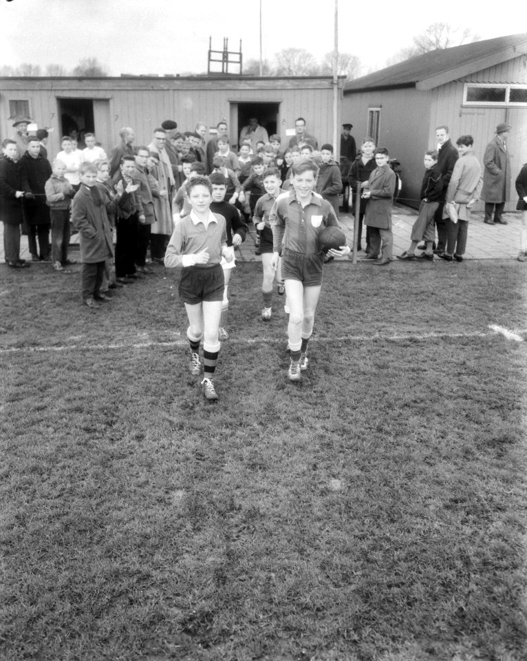 Begin van het schoolvoetbal aan de Zuidelijke Wandelweg de elftallen van de Kohn, Bestanddeelnr 910-2476