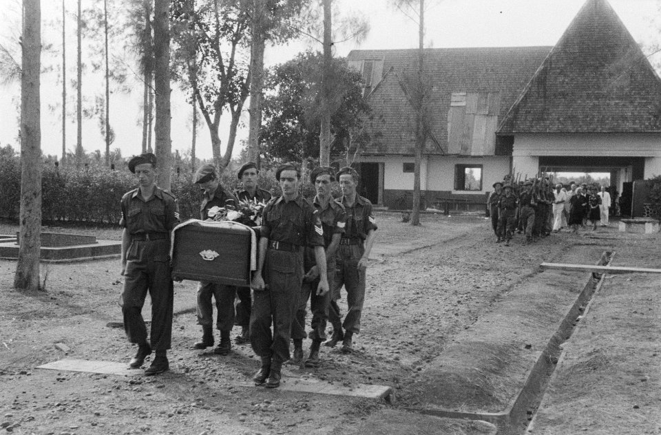 Begrafenis van …. Militairen van het regiment Stoottroepen dragen de kist de b, Bestanddeelnr 40-1-6