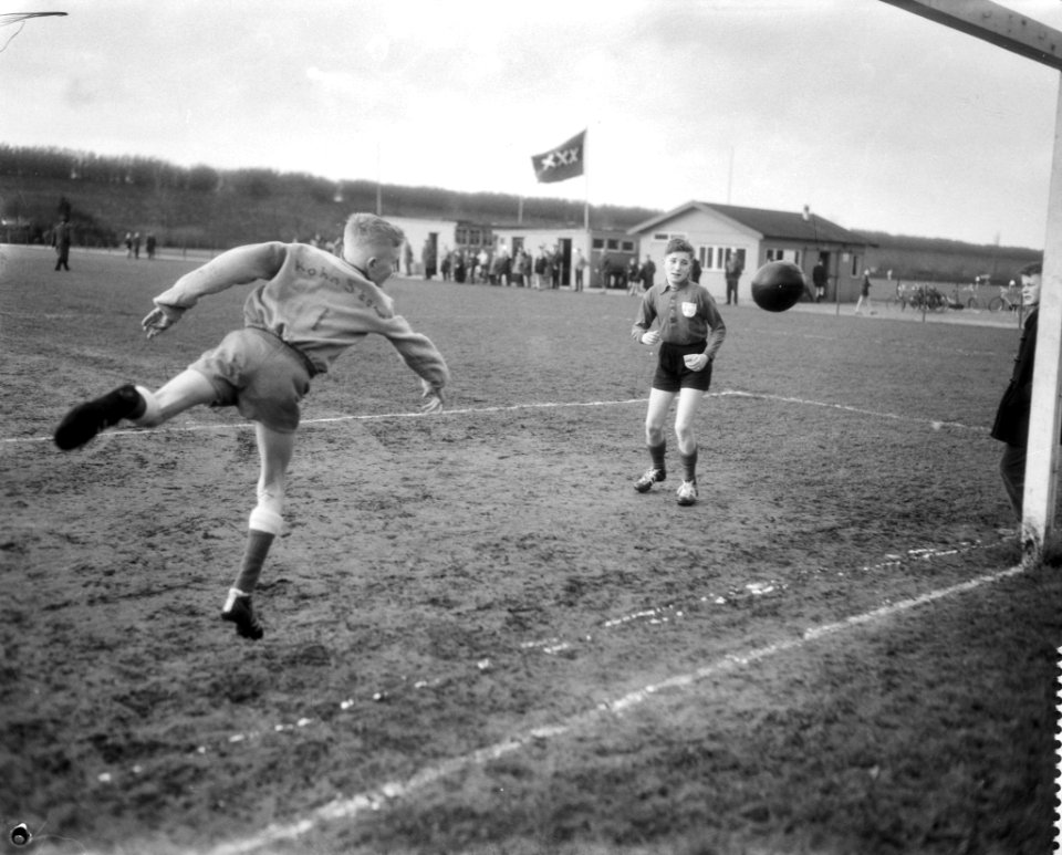 Begin van het schoolvoetbal aan de Zuidelijke Wandelweg, Bestanddeelnr 910-2475