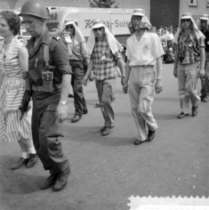 Begin van vierdaagse in Nijmegen, wandelaars, Bestanddeelnr 910-5428