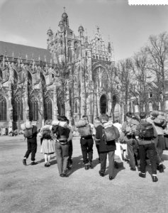 Begin van de voettocht Pax Christi te Den Bosch . De Belgische deelnemers, met, Bestanddeelnr 912-3128