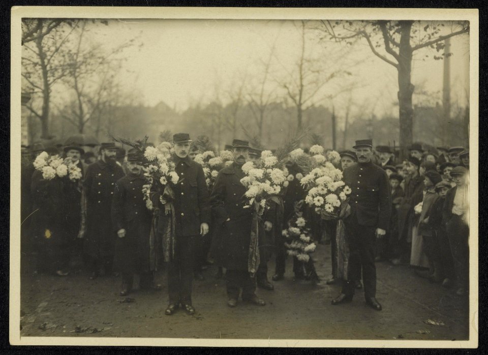 Begrafenisstoet met veel publiek mannen in uniform dragen kransen., Bestanddeelnr 158-1237