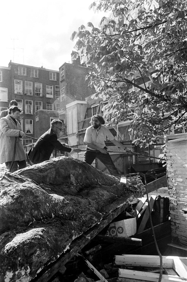 Beeldhouwer Miletic verhuist beeld uit Wijttenbachstraat, Amsterdam naar nieuw a, Bestanddeelnr 922-4203