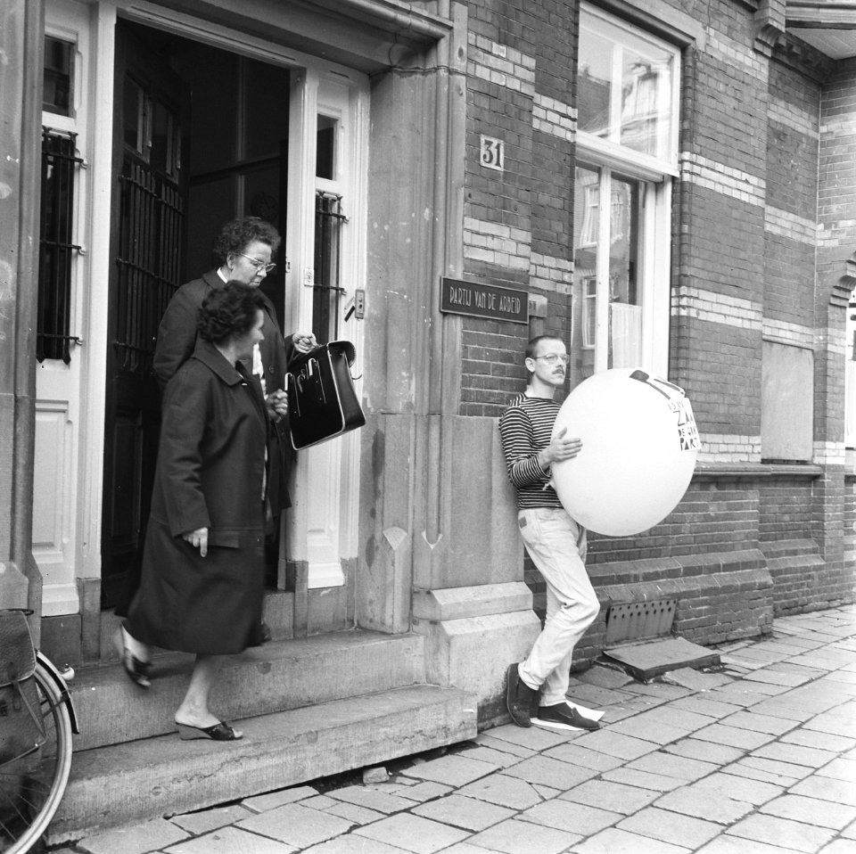 Beeldhouwer Jutte met grote ballon, voor secretariaat van de PvdA, Bestanddeelnr 918-2244