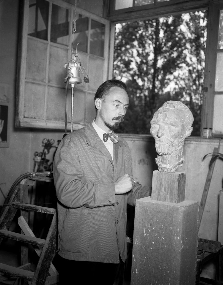 Beeldhouwer Schaller uit Amstelveen. In atelier, Bestanddeelnr 908-8182