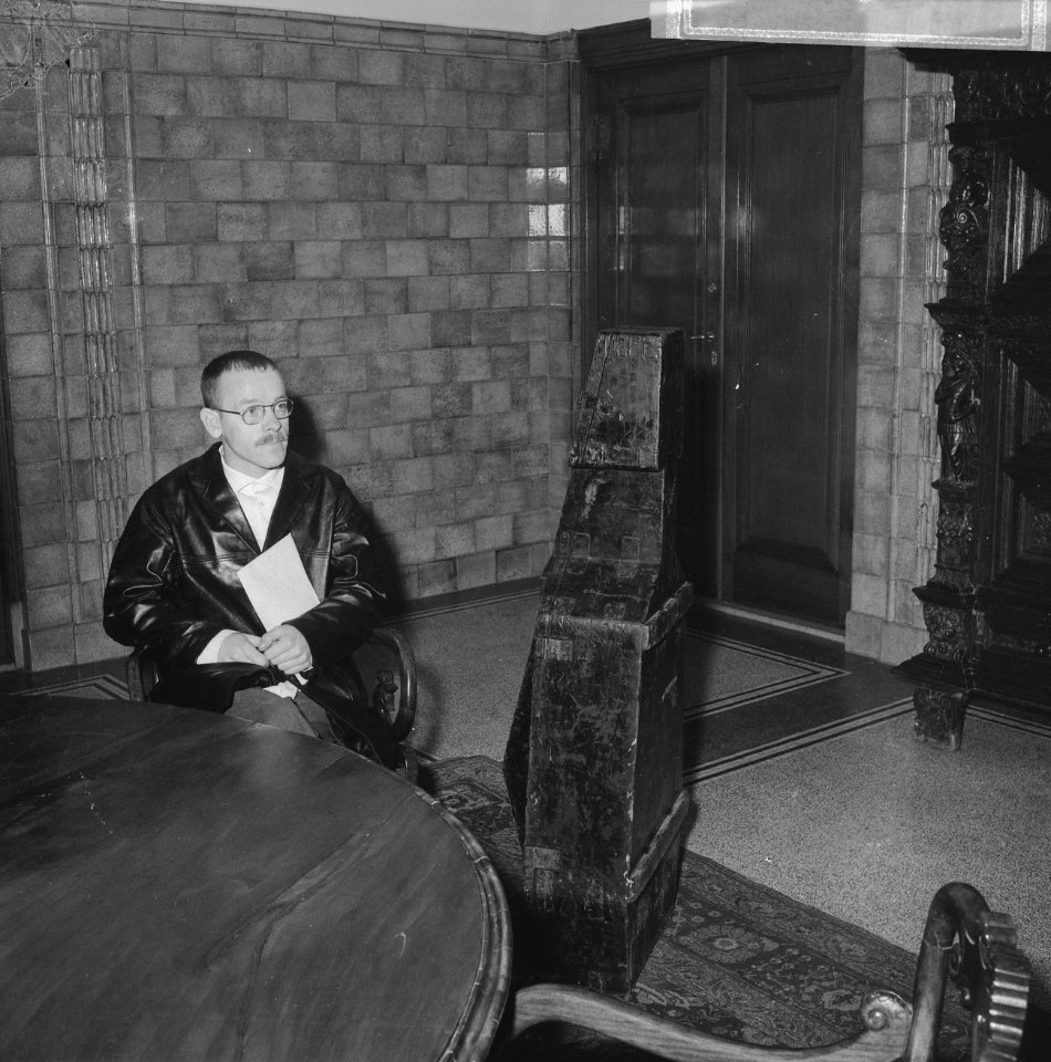 Beeldhouwer Jaq. Jutte op het Ministerie van Cultuur Den Haag, Bestanddeelnr 918-1921