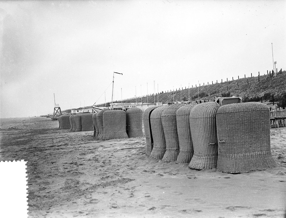 Begin van de zomer aan een kil en verlaten strand Zandvoort, Bestanddeelnr 907-1967