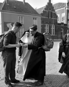 Begin van de voettocht Pax Christi te Den Bosch . Deelnemer met geestelijke in, Bestanddeelnr 912-3129