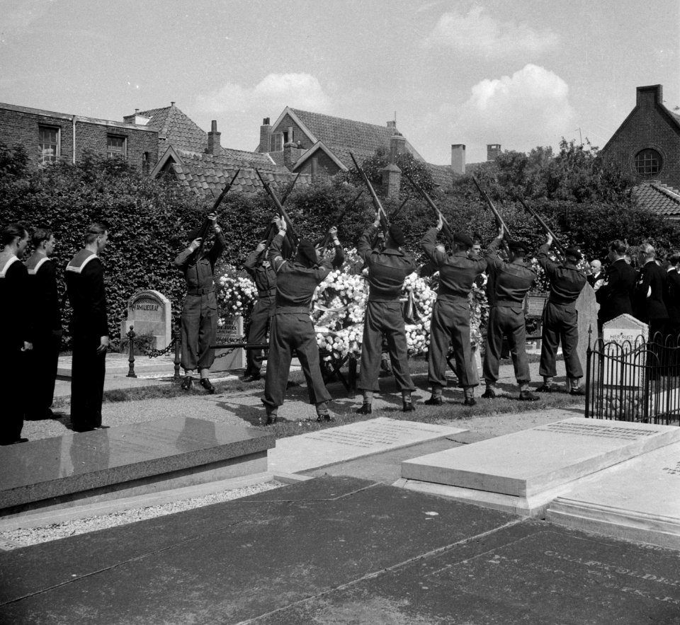 Begrafenis Sergeant Vlieger Van den Akker te Vlaardinge, Bestanddeelnr 904-6864
