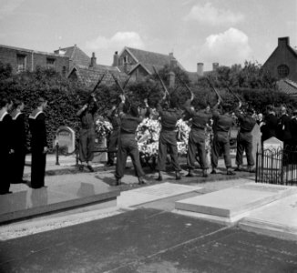 Begrafenis Sergeant Vlieger Van den Akker te Vlaardinge, Bestanddeelnr 904-6864