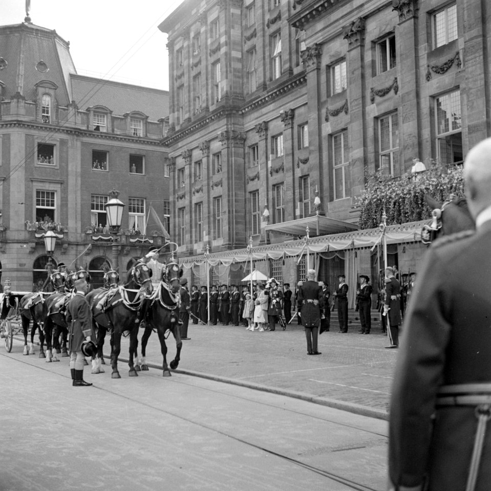 Begin van de eerste rijtoer door Amsterdam van Juliana als nieuwe koningin in de, Bestanddeelnr 255-7184