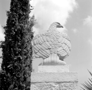 Beeldhouwwerk in detail in de perzische tuin van de Bahai Temple (Bahá’í Huis va, Bestanddeelnr 255-2107