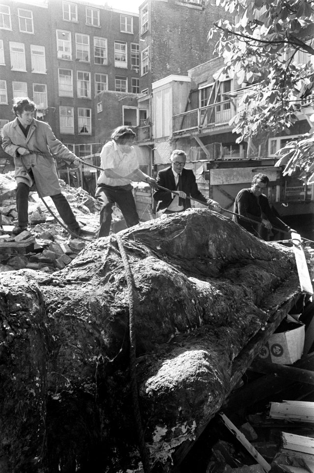 Beeldhouwer Miletic verhuist beeld uit Wijttenbachstraat, Amsterdam naar nieuw a, Bestanddeelnr 922-4204