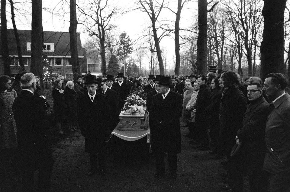 Begrafenis schrijver Godfried Bomans in Bloemendaal, Bestanddeelnr 925-2622