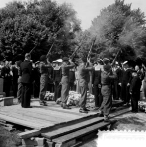 Begrafenis Sergeant Vlieger Van den Akker te Vlaardinge, Bestanddeelnr 904-6866