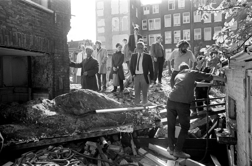Beeldhouwer Miletic verhuist beeld uit Wijttenbachstraat, Amsterdam naar nieuw a, Bestanddeelnr 922-4205