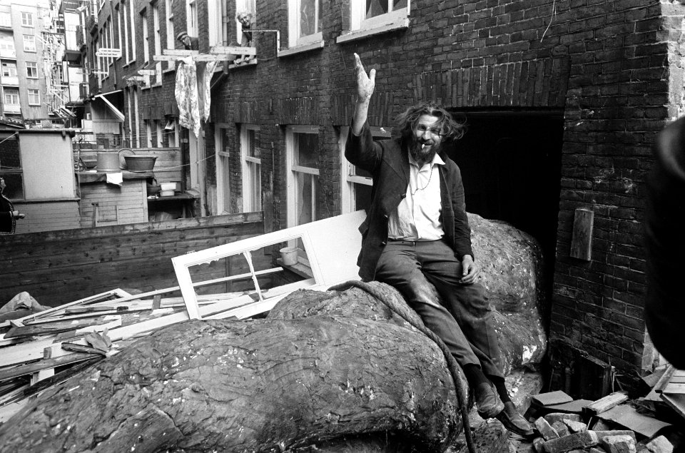 Beeldhouwer Miletic verhuist beeld uit Wijttenbachstraat, Amsterdam naar nieuw a, Bestanddeelnr 922-4206