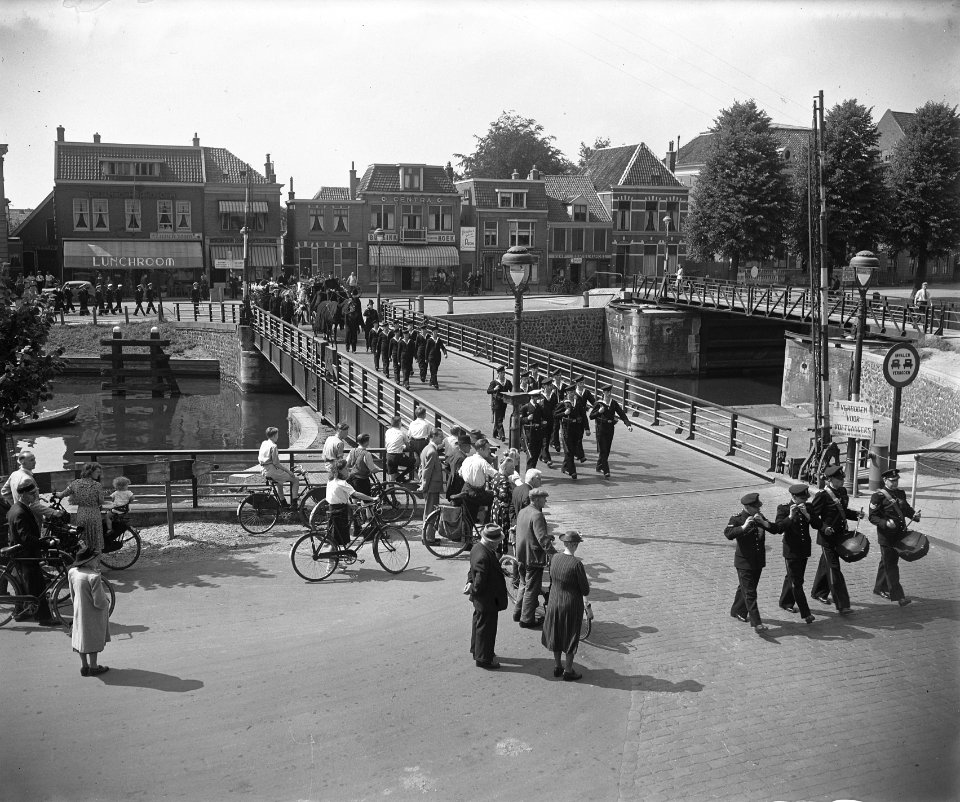Begrafenis te Zwolle sergeant-vlieger J. Van Donkelaar Stoet in Zwolle, Bestanddeelnr 902-8748
