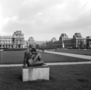Beeldhouwwerk in Le Jardin des Tuileries, met zicht op het Louvre en de Arc de T, Bestanddeelnr 254-0470