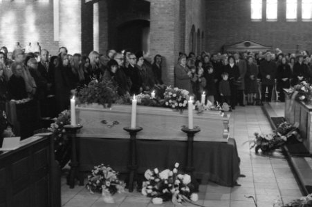 Begrafenis schrijver Godfried Bomans in Bloemendaal, de baar in de kerk, er acht, Bestanddeelnr 925-2619