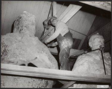 Beeldhouwer Hildo Krop 80 jaar. In zijn atelier, Bestanddeelnr 092-0241