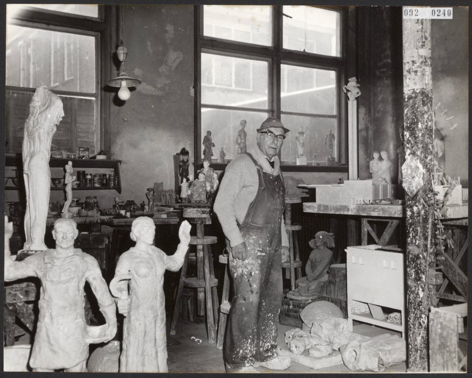 Beeldhouwer Hildo Krop 80 jaar In zijn atelier, Bestanddeelnr 092-0240