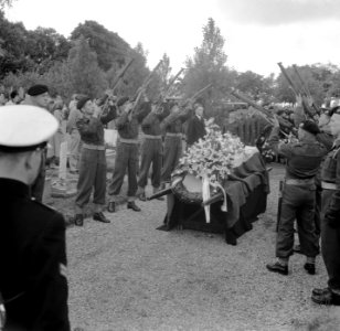 Begrafenis sergeant der Mariniers G. van Dellen in IJmuiden, Bestanddeelnr 904-6396