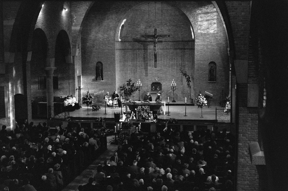Begrafenis schrijver Godfried Bomans in Bloemendaal, Bestanddeelnr 925-2626