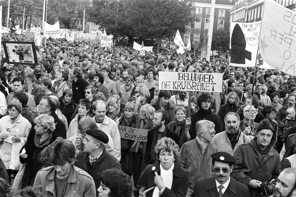Begin van de tocht van het Malieveld naar het Binnenhof spandoek Belubber de k, Bestanddeelnr 932-7500