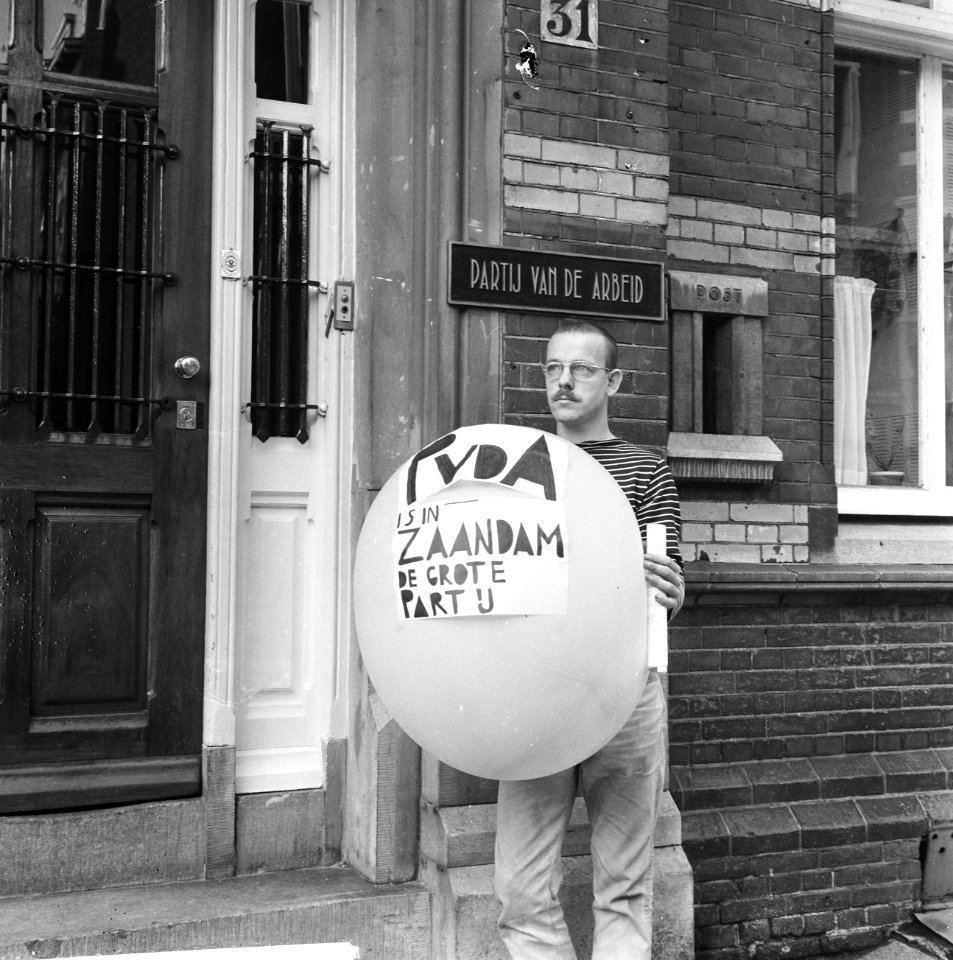 Beeldhouwer Jutte met grote ballon, voor secretariaat van de PvdA, Bestanddeelnr 918-2242