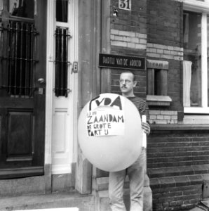 Beeldhouwer Jutte met grote ballon, voor secretariaat van de PvdA, Bestanddeelnr 918-2242