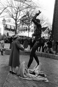 Beeldhouwwerken, verzetsstrijders, koninginnen, onthullingen, oorlogsmonumenten, Bestanddeelnr 932-5292
