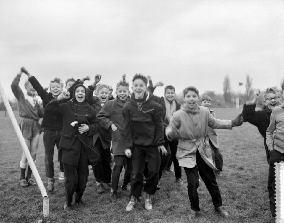 Begin schoolvoetbaltoernooi. Supporters bij het 10de doelpunt, Bestanddeelnr 912-2861