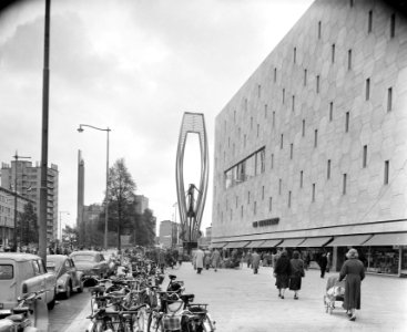 Beeldhouwwerk van Gabo, Bijenkorf Rotterdam aangetast, Bestanddeelnr 908-6288