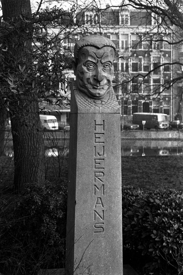 Beeldje van Heijermans op Leidse bosje, Bestanddeelnr 926-1129