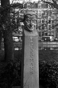 Beeldje van Heijermans op Leidse bosje, Bestanddeelnr 926-1129