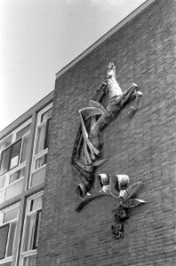 Beeldhouwwerken bij Permanente scholen in Amsterdam, keramiekversiering, Bestanddeelnr 911-4182