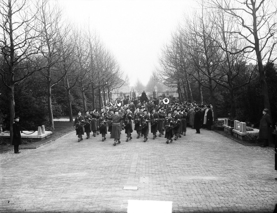 Begrafenis Kapitein der Mariniers J.H.M. Graaff te Rotterdam, Bestanddeelnr 904-4379