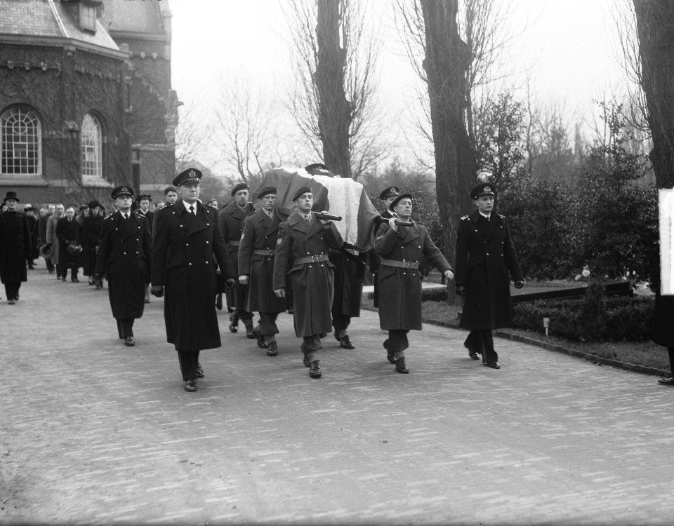 Begrafenis Kapitein der Mariniers J.H.M. Graaff te Rotterdam, Bestanddeelnr 904-4378