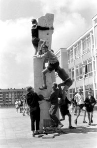 Beeldhouwwerken bij Permanente Scholen in Amsterdam, jeugd bij buutpaal, Bestanddeelnr 911-4183