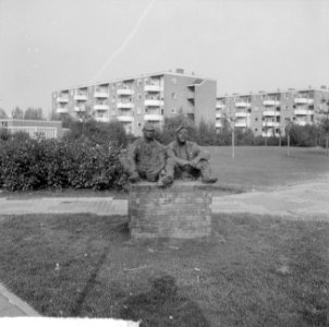 Beeldje van Bayens, schaftende arbeiders, Bestanddeelnr 917-0027