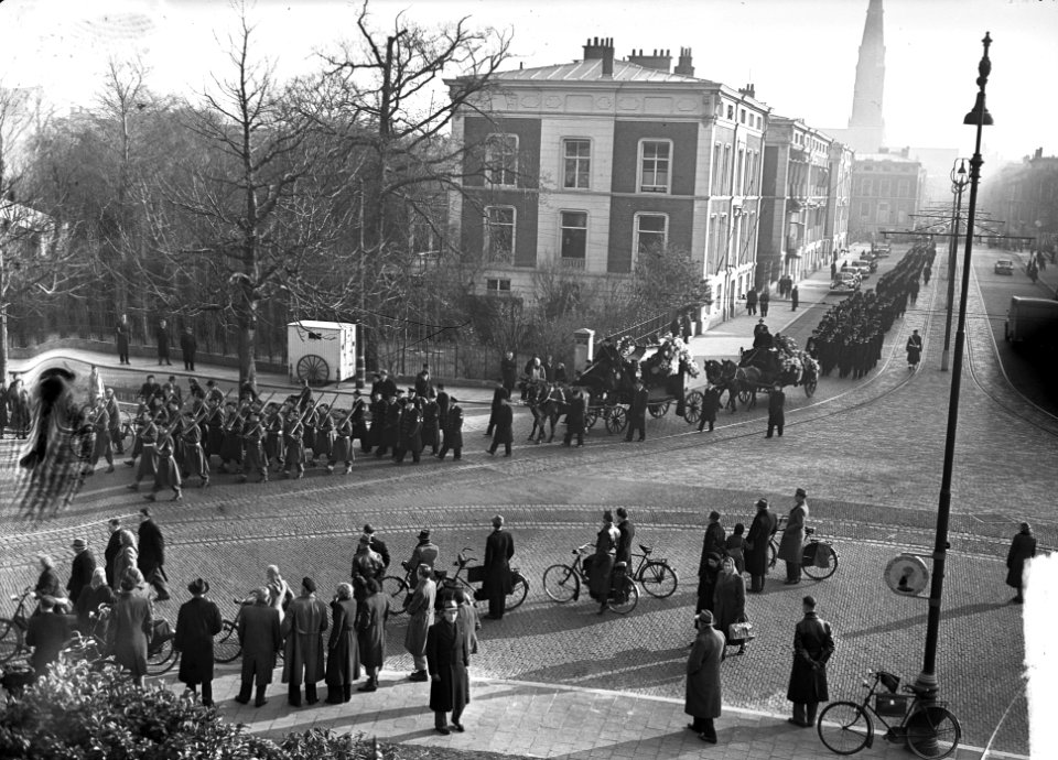 Begrafenis Luitenant ter Zee Schuringain Den Haag. Rouwstoet op Plein 1813, Bestanddeelnr 903-8051