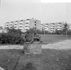 Beeldje van Bayens, schaftende arbeiders, Bestanddeelnr 917-0024