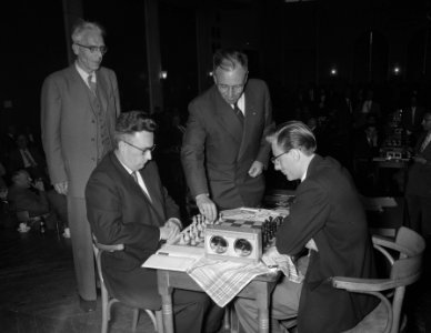 Begin van het schaken van het kampioenschap voor dames van Nederland te Delft, Bestanddeelnr 909-7614